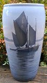 Große Vase von Royal Copenhagen mit Schiffsmotiv, Nr. 2105/66, Dänemark. Bemalt in Blau-, Grau- ...