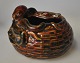 Fayenceschale, um 1900. Braun glasiert. Verziert mit einem Oktopus neben einem Korb. Höhe: 7,5 ...