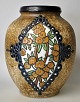 Tschechische Fayencevase, Amphore, um 1910. Polychrom verziert mit Blumen und Mustern. ...