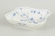 Royal Copenhagen, musselmalet riflet firkantet fad.Firkantet fad i porcelæn dekoreret i ...