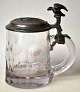 Deutscher Bierkrug, 1891, aus Glas mit Zinndeckel. Der Bierkrug weist Rillen auf. Der Zinndeckel ...