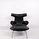 Ox Chair mit Hocker Modell EJ100 aus Schwarzem Leder von ...