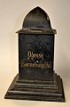 Spendenbox für das Kinderkrankenhaus Odense, 19. Jahrhundert. Schwarz lackiertes Eisenblech. ...