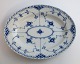 Königliches Kopenhagen. Musselmalet Halbspitze. Ovale Servierplatte. Modell 531. Länge 25 cm. ...