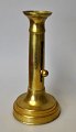 Kerzenleuchter im Stil des französischen Empire aus Messing, 19. Jahrhundert. Höhe: 18,5 cm.