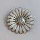 Georg Jensen. Daisy brosche aus Sterlingsilber (925). ...