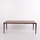 Länglicher Couchtisch aus Palisander aus dänischer Möbelproduktion der 1960er Jahre. Der Tisch ...