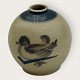Royal Copenhagen, Eisenporzellan, hergestellt zwischen 1929 und 1950, kleine Vase mit Ente, Nr. ...