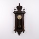 Antike Wand- / Hängeuhr von Junghans, gefertigt aus Eichenholz aus den 1920er Jahren. Die Uhr ...