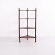 Antikes Eckregal / Etagere aus Holz mit vier Ablagen und dekorativen gedrechselten Säulen. Die ...