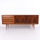 Sideboard Modell 18, entworfen von Gunni Omann und hergestellt von Omann Jun. Møbelfabrik. Das ...