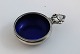 Georg Jensen. Königliches Salzgefäß aus Sterlingsilber mit blauer Emaille (925). Durchmesser 4 cm. Modell 62.