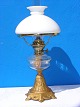 Öllampe, 
Tisch-Lampe aus 
Eisen, mit 
Glas-Behälter, 
alten weissen 
opalkuppel. 
Glasschirm von 
...