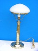 Tischlampe, 
Messing mit 
weissen 
opalglaskuppel. 
Höhe 59cm. aus 
dem Jahr 
1910-1920. ...