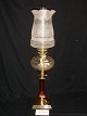 Petroliums 
Lampe Stamm aus 
rotem Glas und 
hält in weißem 
Glas und 
Messingbeschlägen.
 Preis €: 410, 
-