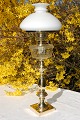Öllampe, 
Tisch-Lampe aus 
Messing Fuss, 
mit mattem 
Glas-Container 
und alten 
opalkuppel, von 
...