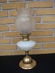 Petrolium Lampe 
Opalglas und 
stehen in 
Messing
 Fünen 
Glashütte
 Ca 1850-80
 Lampenglas 
mit ...