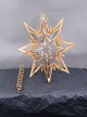 Georg Jensen Dänemark Weihnachtsdekorationen. 24 verschiedene Kerzenhalter aus vergoldetem Messing, platziert in 2 Regalen in einer Holzkiste