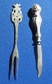 2 Besteckteile für z.B. Oliven. Gabel 11,5cm in 830 Silber, Messer 10,5cm ohne Stempel.