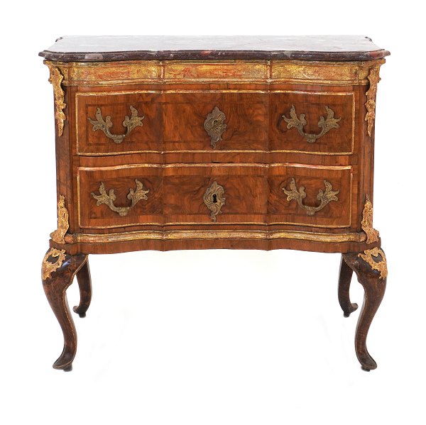 Walnut veneered and partly gilt commode with a marble top. Altona, Northgermany, 
circa 1760-70. H: 76cm. Top: 80x43cm