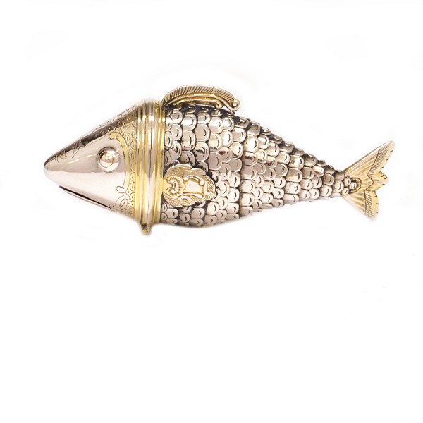 Riechdose in Form von einem Fisch von Berthold Sørensen Rosendahl, 1753-99, 
Apenrade. L: 8,5cm. G: 53,7gr