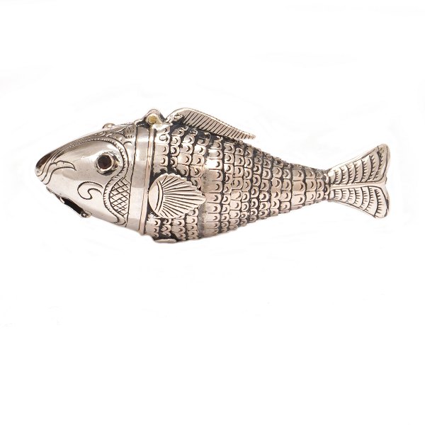 Riechdose aus Silber in Form von einem Fisch. Dänemark um 1830. L: 8cm. G: 
26,2gr