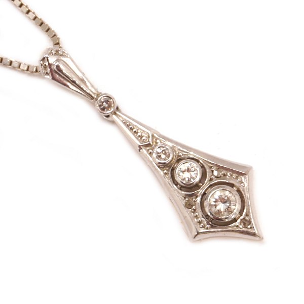 14kt white gold Art Deco pendant with four diamonds circa 1920-30. Size: 32x10mm