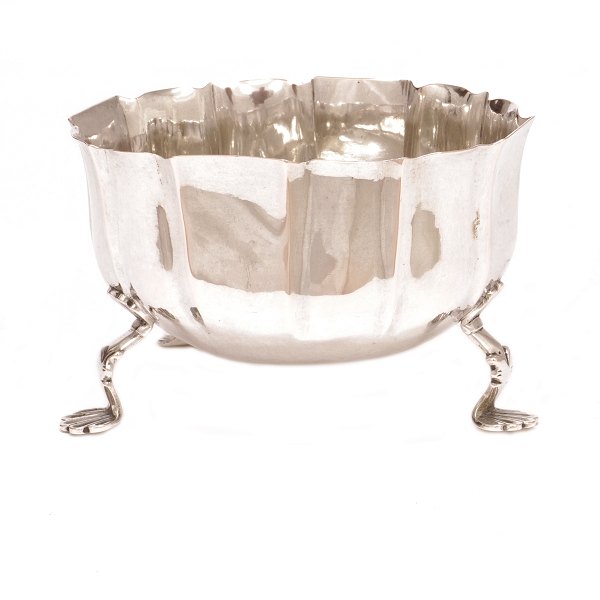 Mid 18th century Danish silver sugar bowl by Claus Otzen, Haderslev, 1753-75. H: 
8,1cm. L: 12,5cm