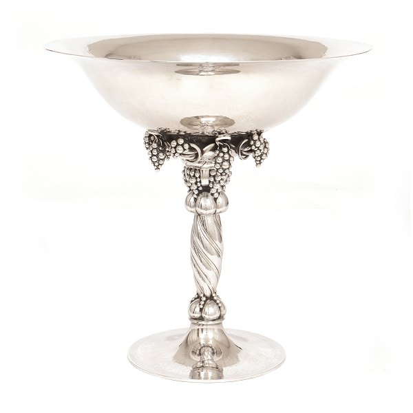 Georg Jensen Traubenaufsatz aus leicht gehämmerten Sterlingsilber in der 
Übergrösse 264B. H: 31cm. G: 1.842gr. D Schale: 31cm