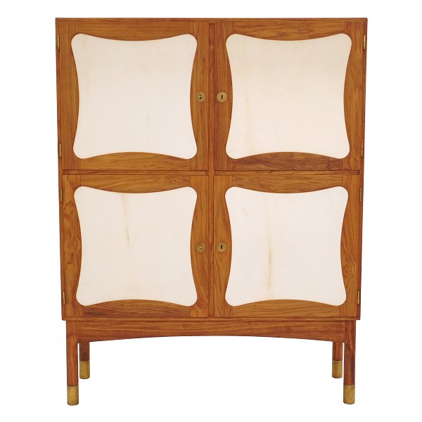 Walnussfurnierter Schrank von Jens Ingvard, Jensen, Odense um 1948. H: 156cm. B: 
120cm. T: 42cm