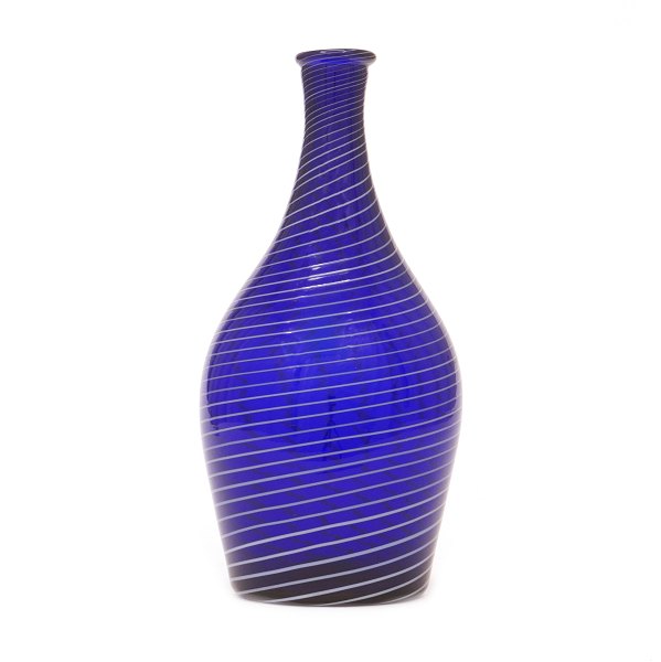Blaue Karaffe mit weissen Streifen. Gjøvigs Glaswerk, Norwegen, um 1810-20. H: 
24cm