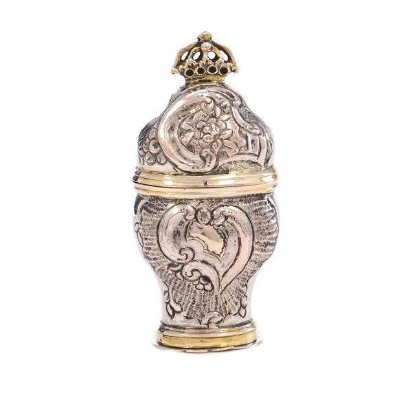 Riechdose aus Silber vom Meister A.C. Boedewadt, Tønder, 1761-1815.
H: 7,1cm