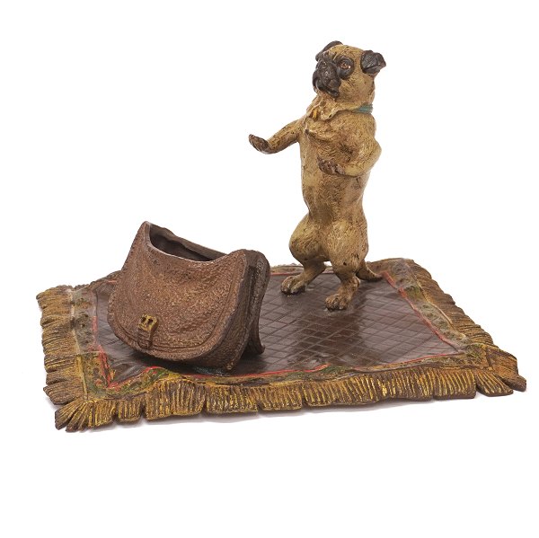 Grosse Wienerbronze, gestemplet. Hund auf Teppich, Visitenkartenschale(?) H: 12cm. Teppich: 19x15,5cm