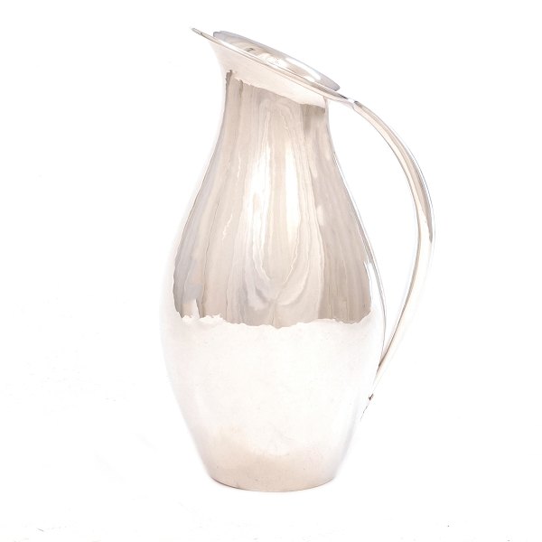 Johan Rohde für Georg Jensen Wasserkanne aus leichtgehämmertem Silber #432A. H: 23cm. G: 558gr